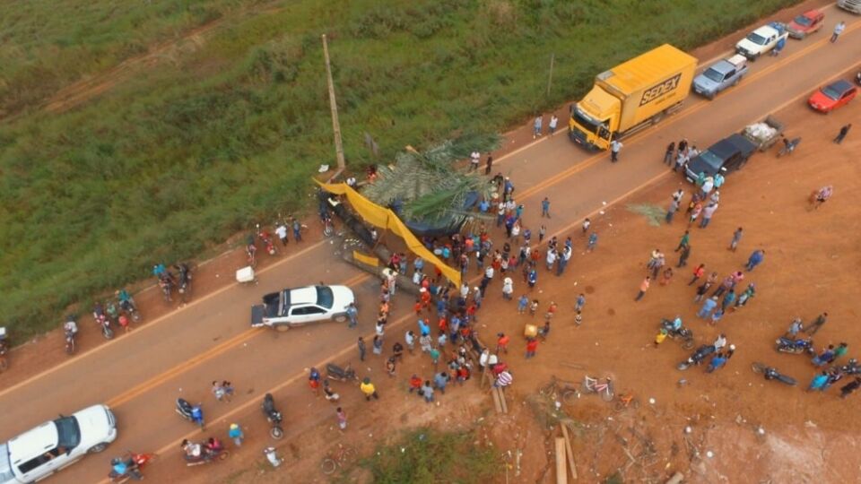 Manifestantes Fecharam Br e Ameaçam Derrubar  Torres de Transmissão de Energia