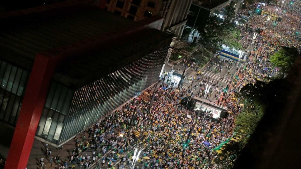 Manifestantes se reúnem em todo o Brasil contra HC de Lula
