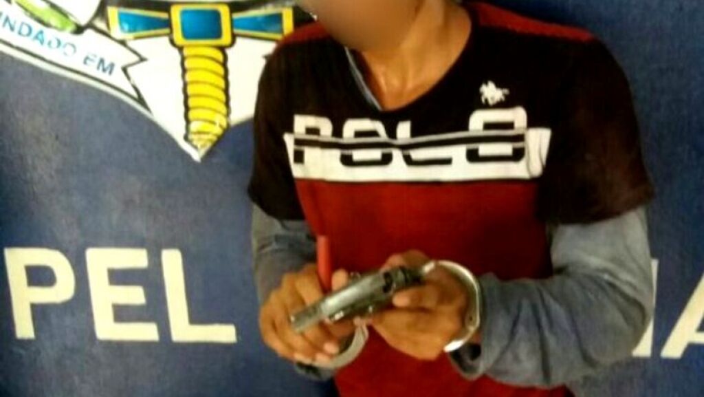 Menor atira no próprio corpo durante roubo em comércio