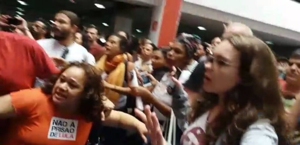 Militantes agridem jornalistas no sindicato onde Lula está em São Bernardo