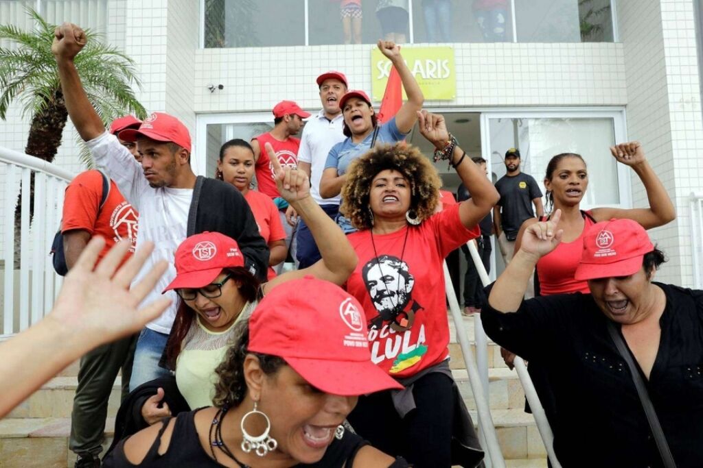 Militantes do MTST deixam o tríplex do Guarujá