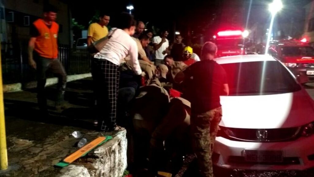 Mulher fica com perna presa em esgoto na frente da prefeitura