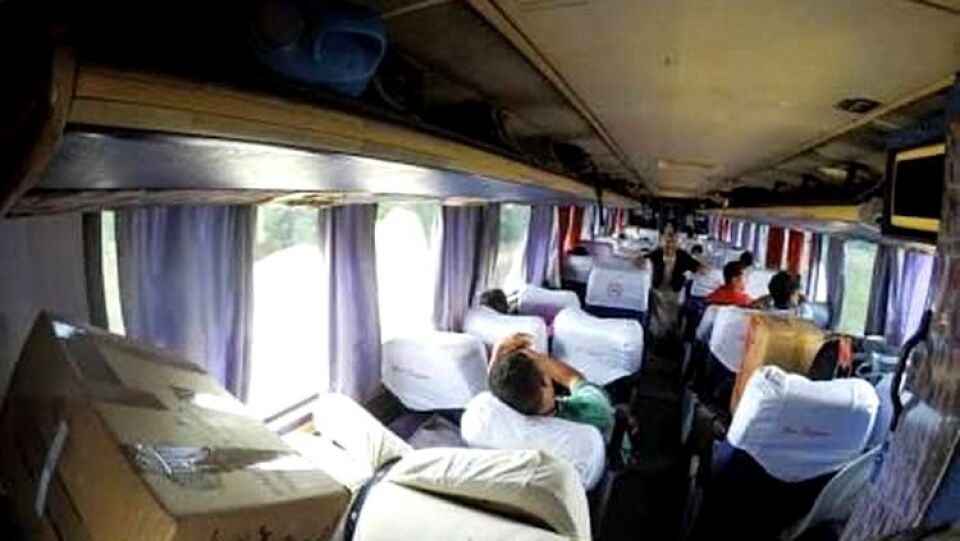 Mulher surrada por marido em ônibus tenta agredir médico