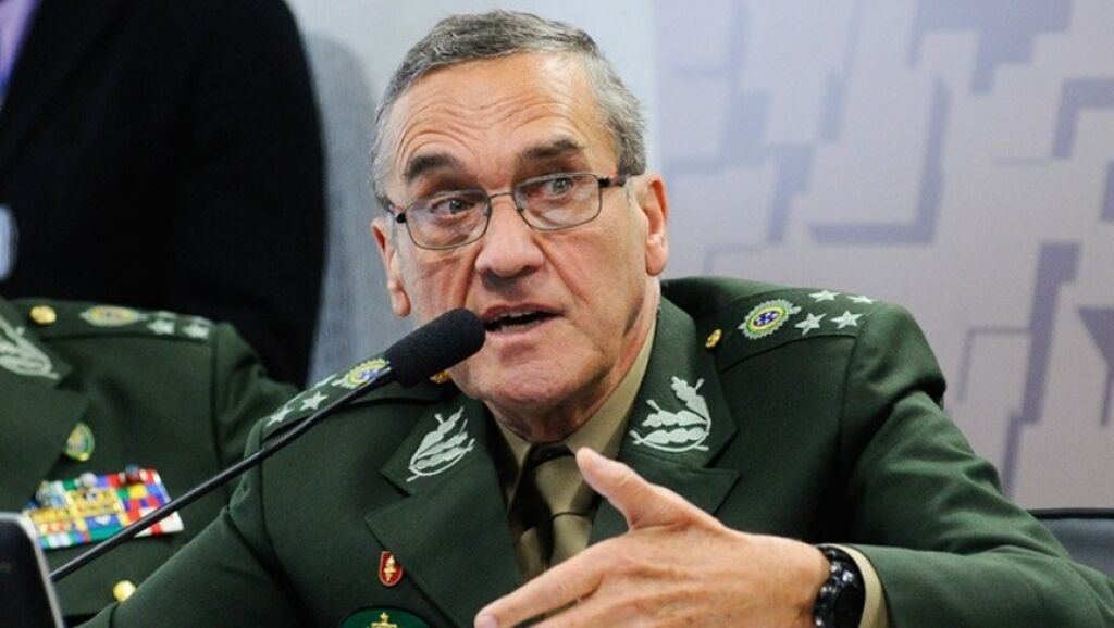 No Twitter, comandante do exército deixa recado à nação