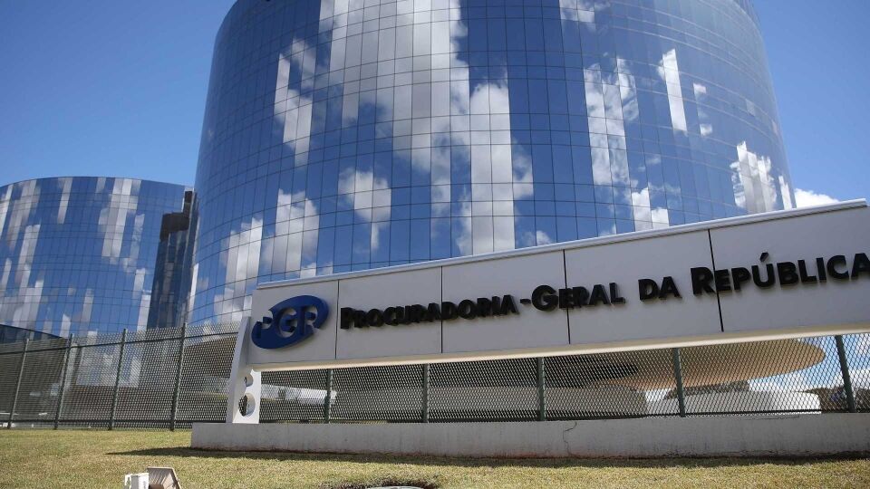 PGR estuda recorrer de decisão que tirou de Moro delações sobre Lula