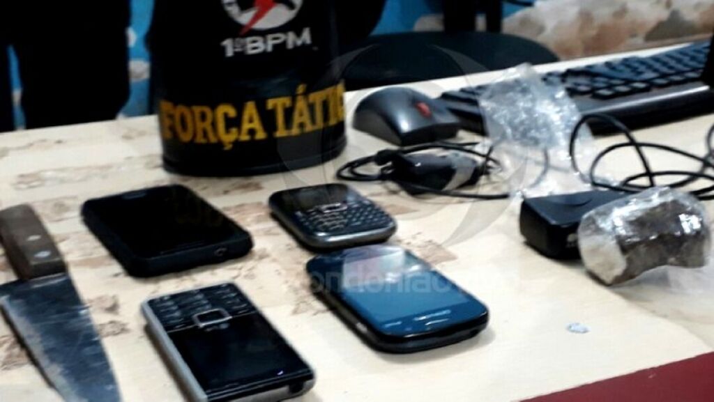 PM prende trio que planejava levar droga e celulares para presídio