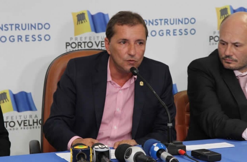 Prefeito Hildon Chaves ouve servidores e nomeia comissão para avaliar recurso
