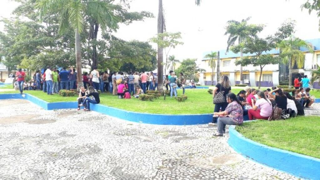 Servidores da saúde protestam na frente da prefeitura da capital