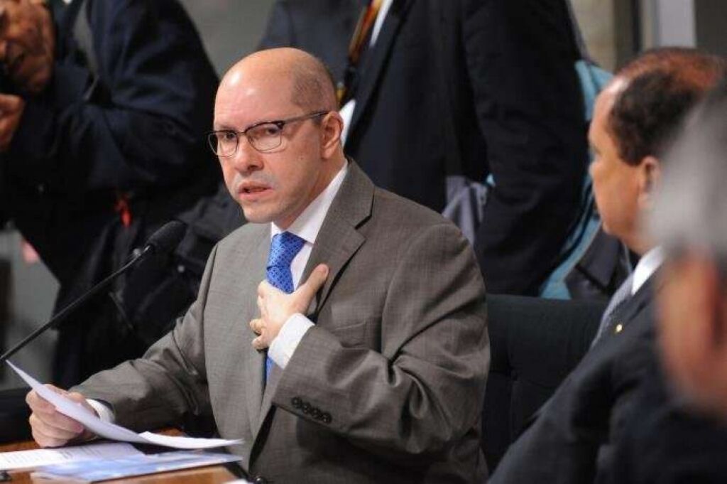 STF libera Demóstenes Torres para disputar eleições