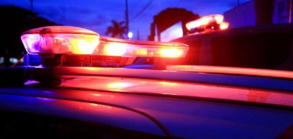 Suspeito é filmado invadindo loja e acaba preso ao dormir em praça com roupa furtada