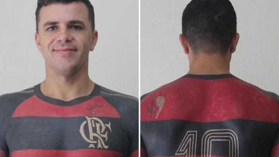 Torcedor do Fla finaliza tatuagem de camisa do clube em tamanho real