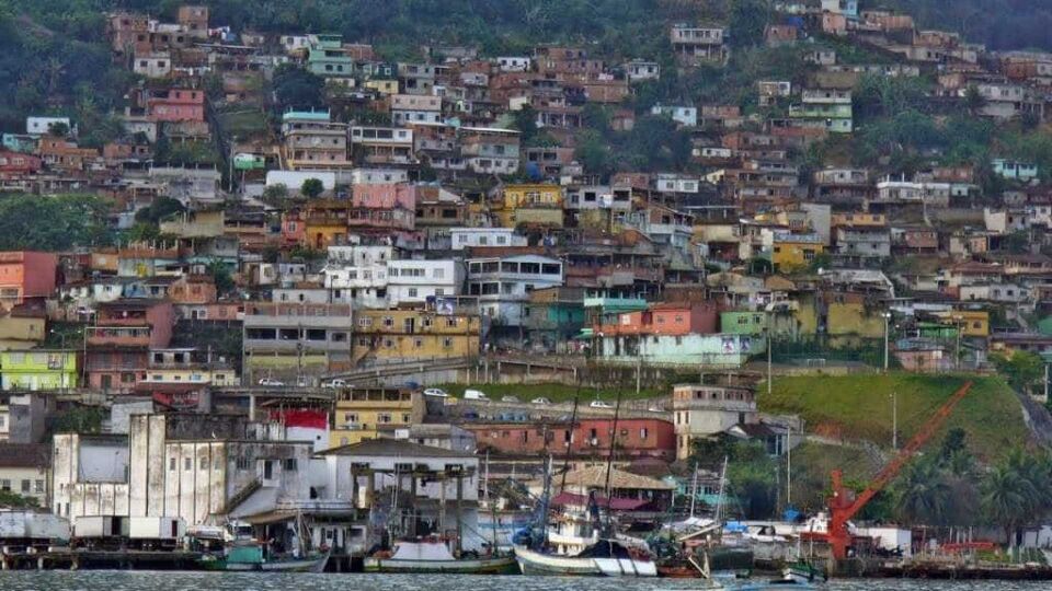 Traficantes invadem jogo de futebol, matam dois e deixam dez feridos