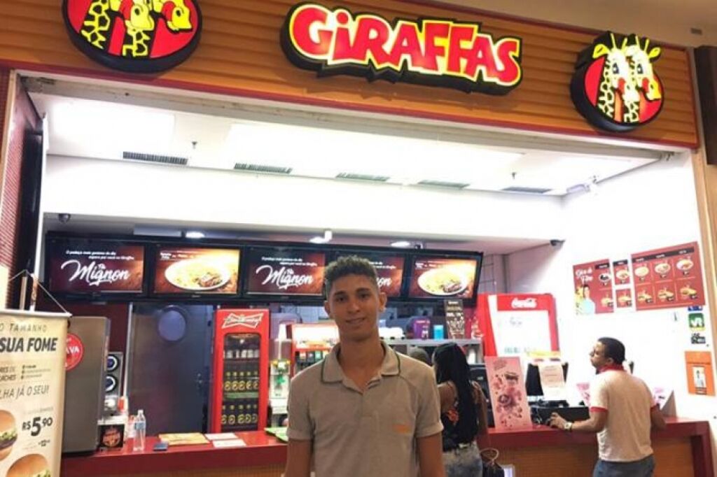 Vídeo de funcionário do Giraffas ajudando cliente comove a internet