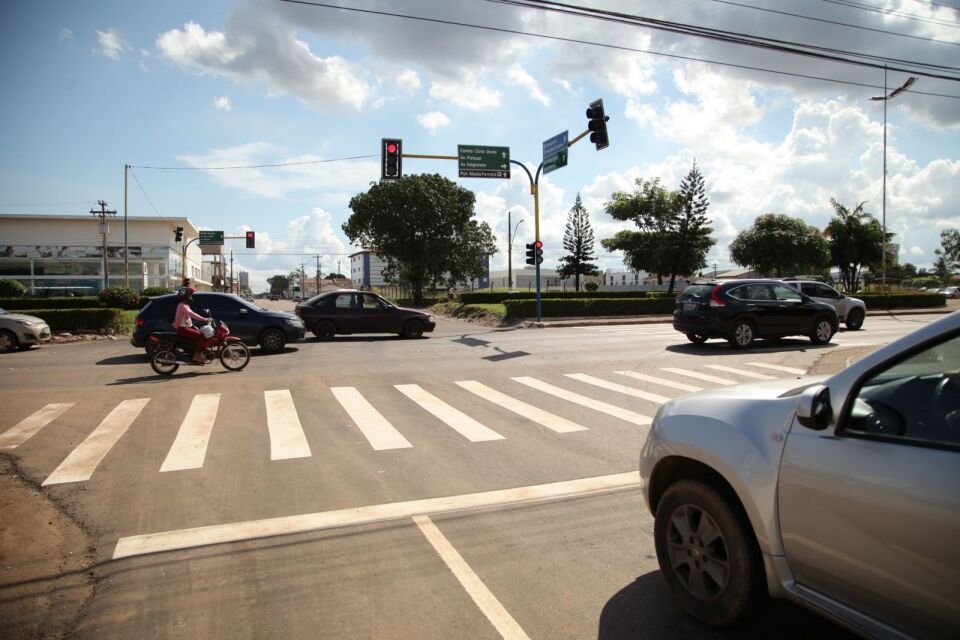 Semtran sincroniza semáforos e sinaliza a rua Duque de Caxias