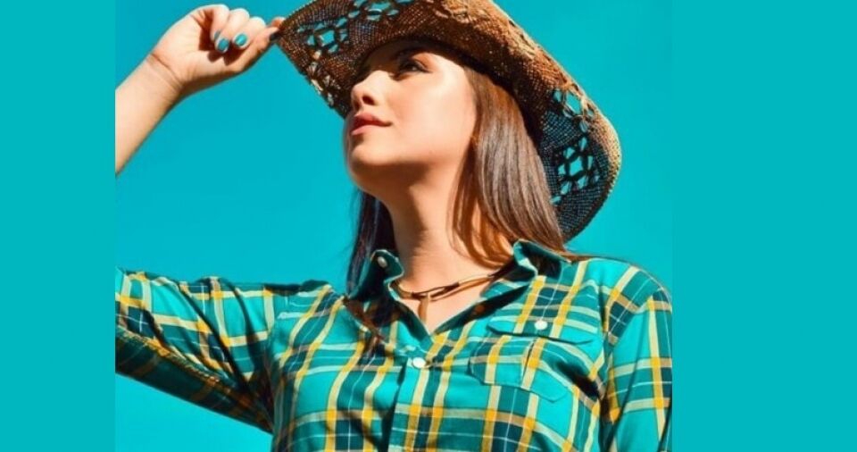 “Entrego, confio, aceito e agradeço”, recitou Emanuelli Scortegagna Leal, sexta candidata à Coroa de Rainha da Expovil 2018, como sua frase guia