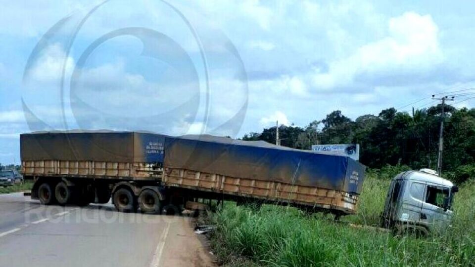 Barra de direção quebra e carreta quase provoca tragédia na BR-364
