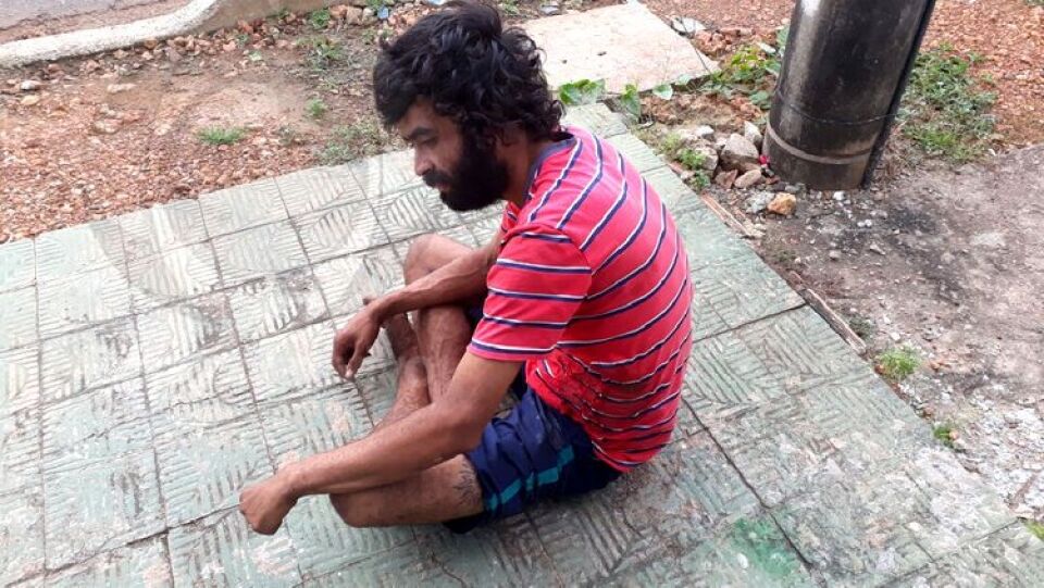 Morador de rua tem corpo incendiado enquanto dormia em praça