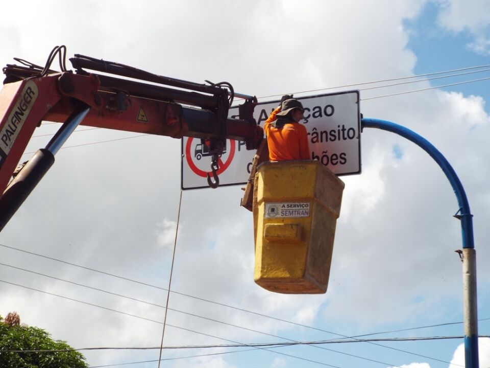 SEMTRAN conclui instalação de placas à entrada da Vila Ferroviária