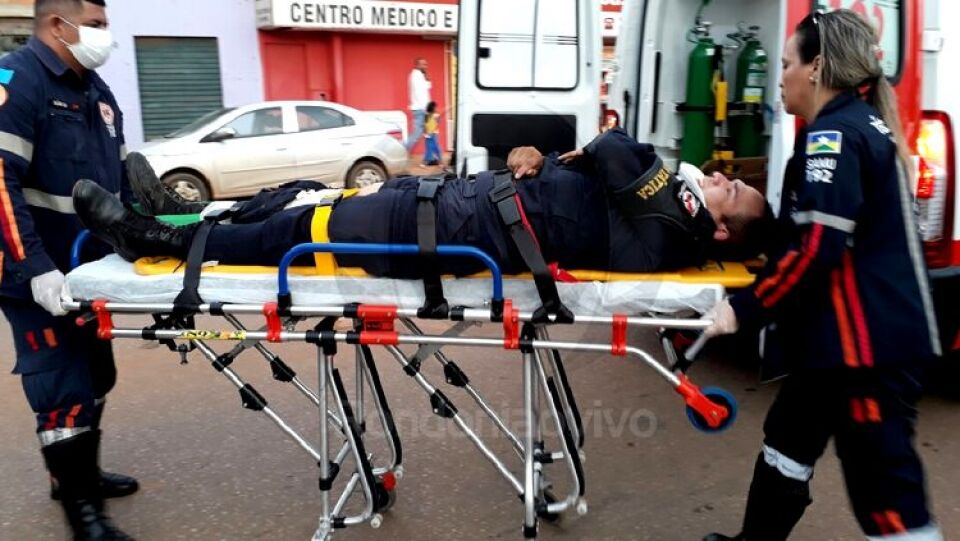 Policial militar fica gravemente ferido em acidente na frente da UPA