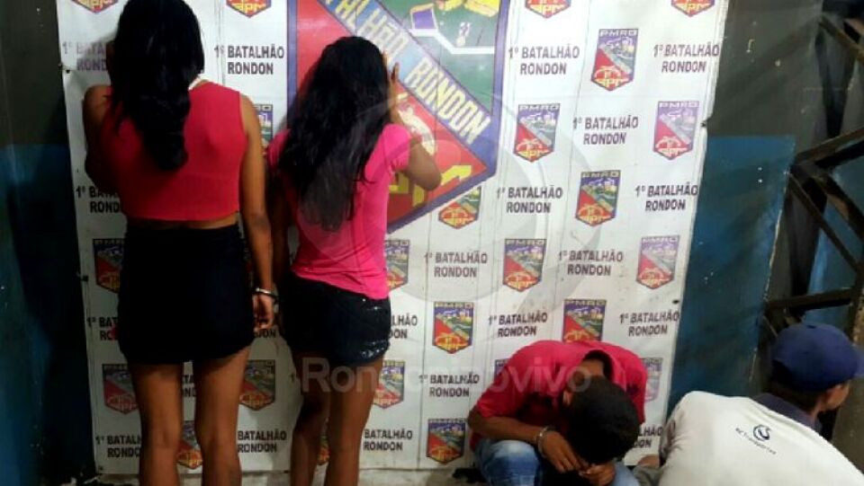 Policia flagra trio integrado por mulheres embalando droga em residência