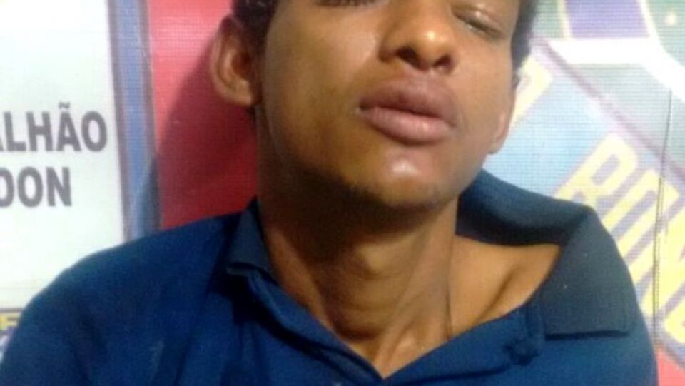 Dupla invade residência, tranca família em quarto, mas um acaba preso