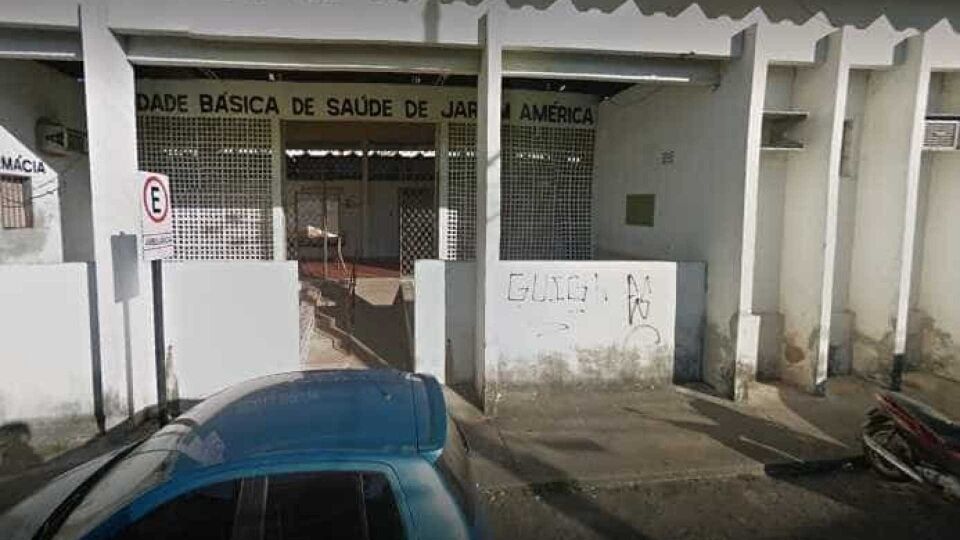 Revoltado com falta de estrutura, médico quebra tudo em posto de saúde