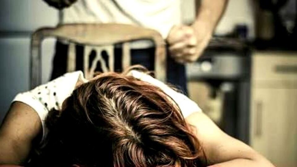 Namorada vai dormir na casa do namorado e apanha