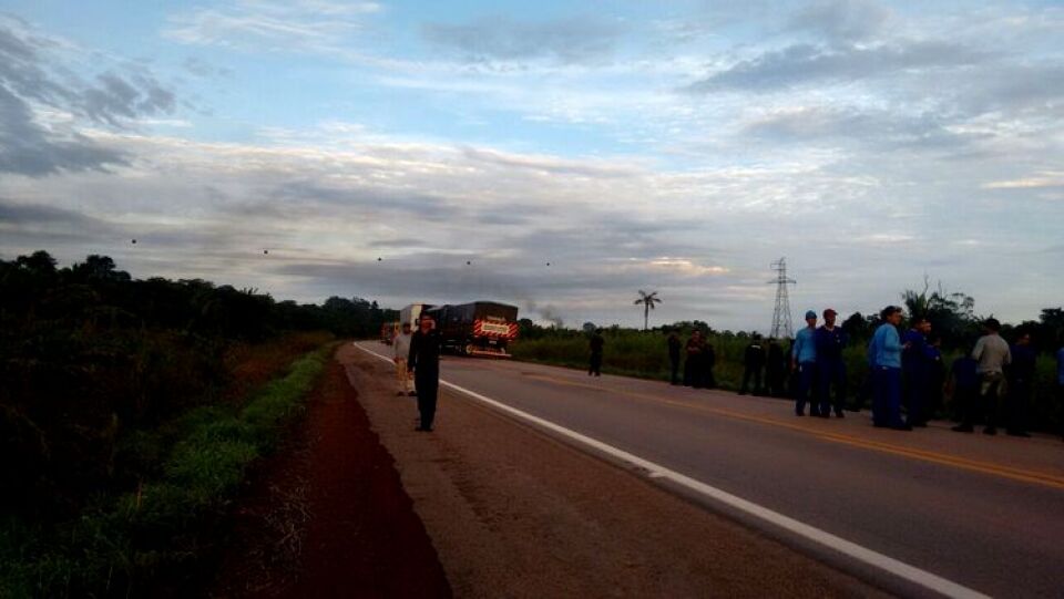 Em protesto pela educação, manifestantes bloqueiam BR 364