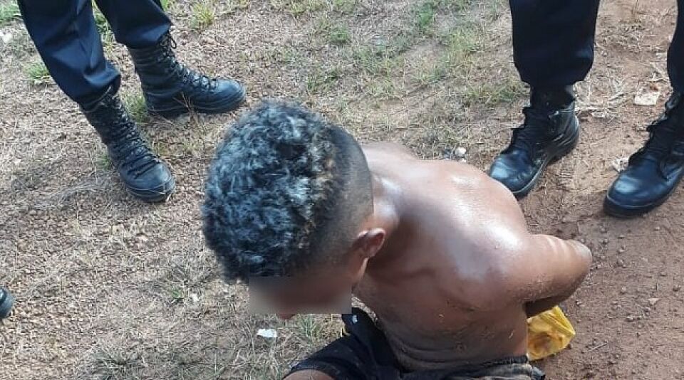 Suspeito fugia da policia, caiu na lombada e foi preso