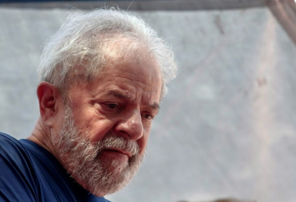 Juiz retira benefícios do ex-presidente Lula, preso em Curitiba