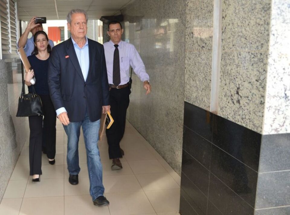 José Dirceu volta para cadeia. Deve se entregar até as 17 horas