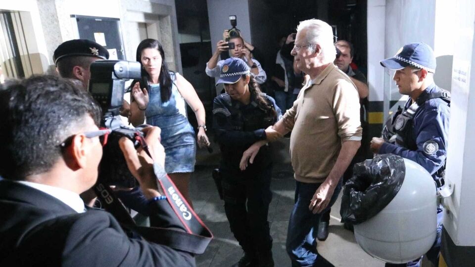 Dirceu se entrega à PF para cumprir pena de 30 anos e 9 meses