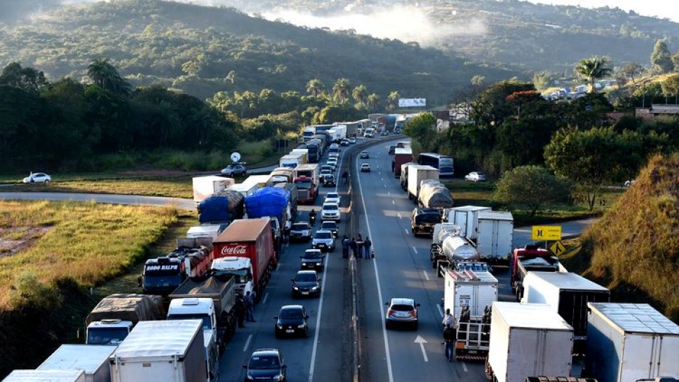 Caminhoneiros bloqueiam estradas em greve contra aumento do diesel