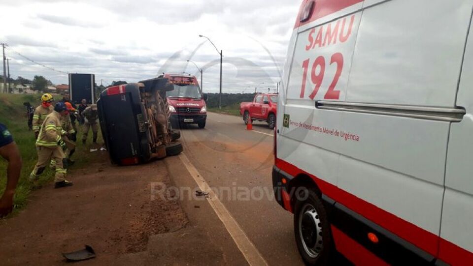 Capotamento na BR-364 deixa motorista preso às ferragens