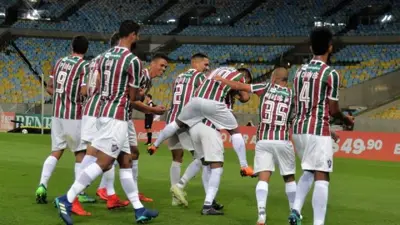 Menos posse de bola, mais eficiência: Flu bate o Atlético-PR e cola nos líderes