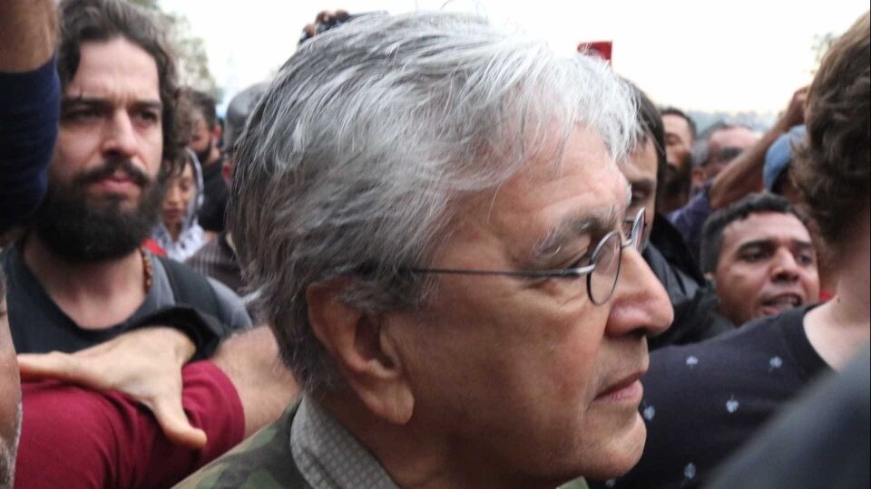 Após tumulto inicial, cortejo com Caetano empolga público paulista