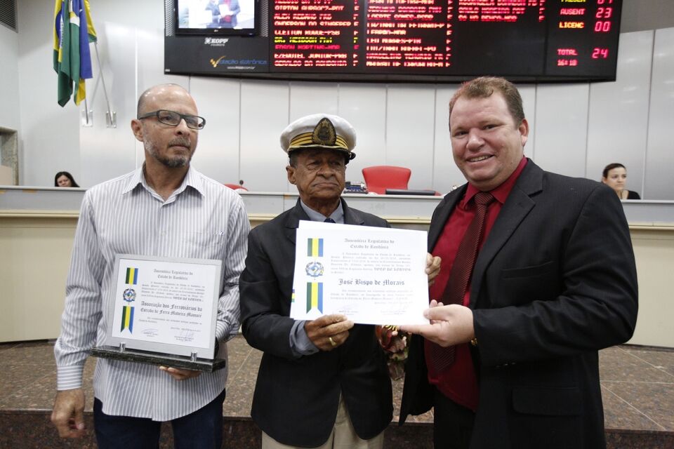 Sessão Solene para entrega de Voto de Louvor aos ferroviários da EFMM