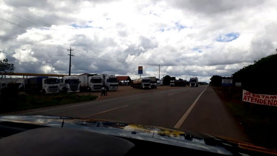 Caminhoneiros protestam e bloqueiam três pontos da BR 364