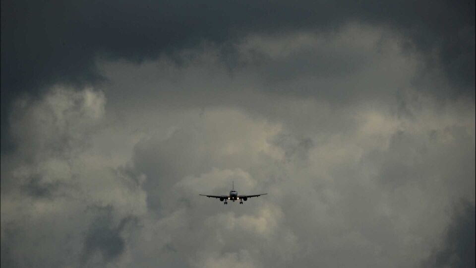 Avião faz pouso de emergência com mais de 50 feridos