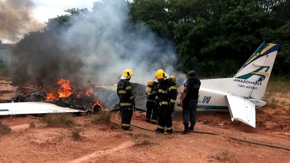 Avião de pequeno porte cai em área de mata próximo ao Aeroclube