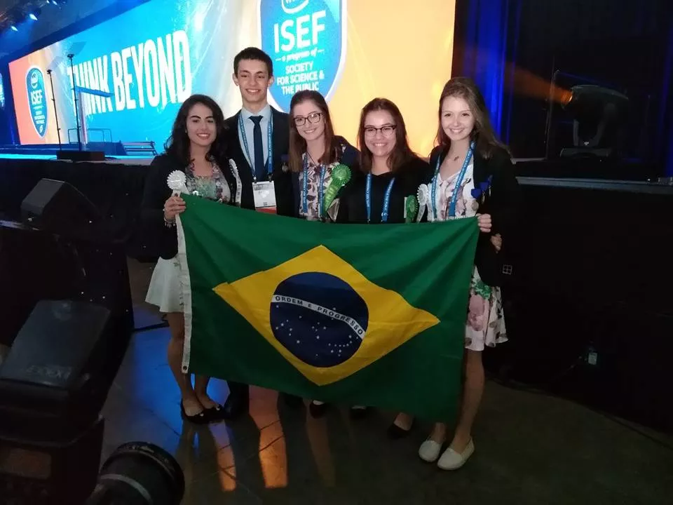 Alunos brasileiros ganham prêmios e bolsas em feira de ciência nos EUA