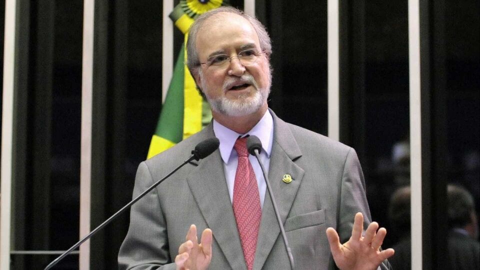 Ex-governador Azeredo é considerado foragido pela Polícia Civil