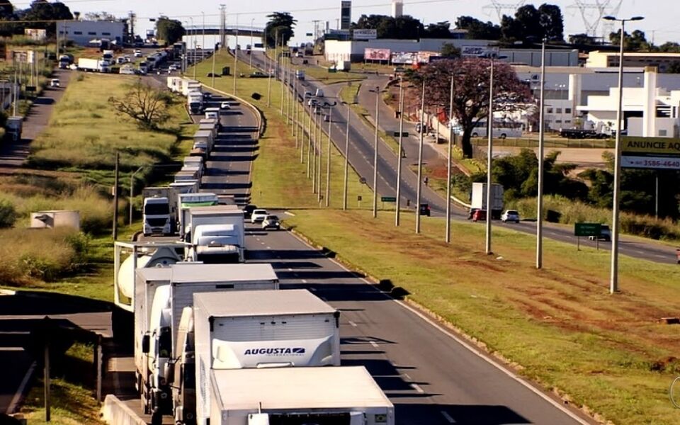 Greve dos caminhoneiros entra no 3º dia e causa reflexos no país