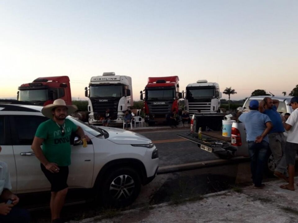 Caminhoneiros interditam BR-364, taxista também aderiram