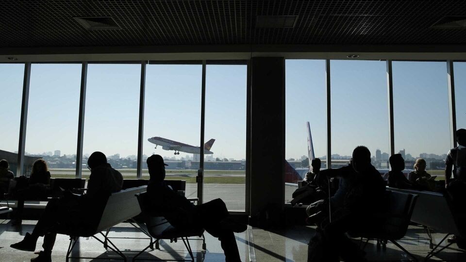 Aeroportos só têm combustível para hoje