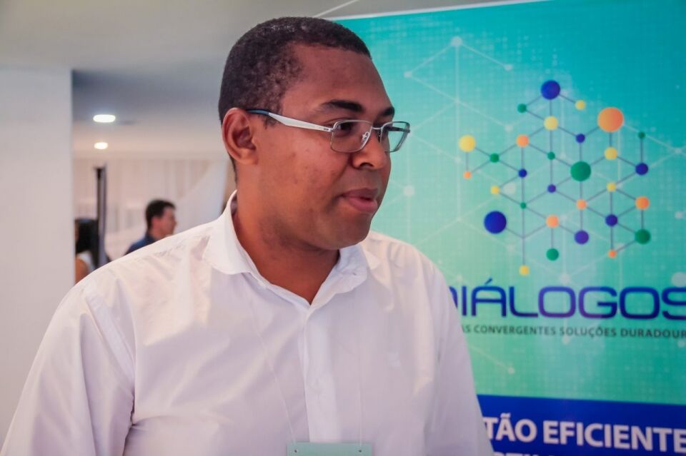 Primeira-Dama de Monte Negro surta e coloca fogo na roupa do prefeito