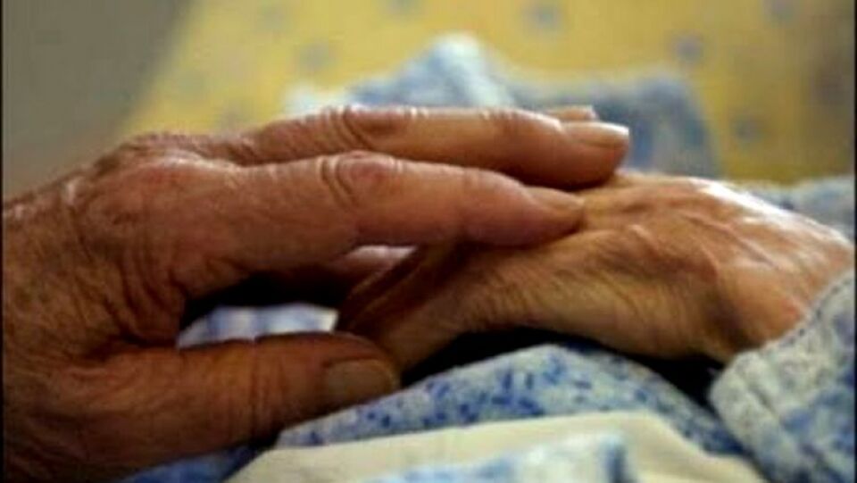 Idosa é agredida por neto com pedrada no rosto em residência na capital