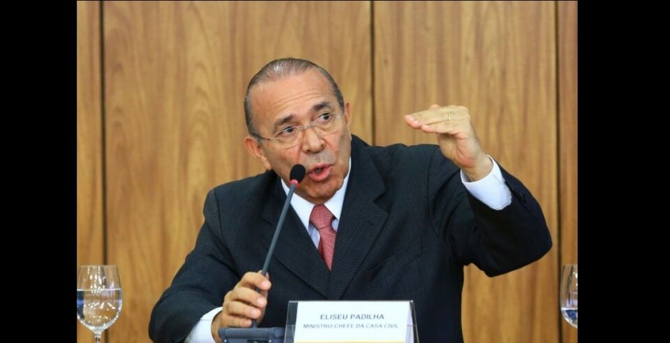 Caminhoneiros fecham acordo com governo e suspendem greve por 15 dias