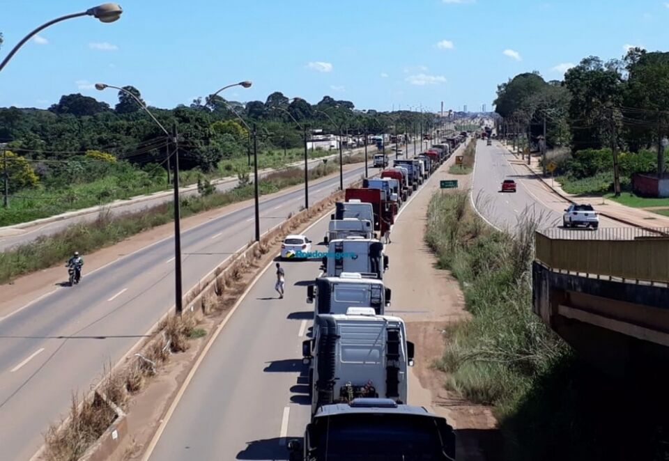 Greve dos caminhoneiros deixa Rondônia sem combustível, cidades sem energia e gera corrida a supermercados