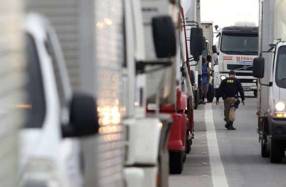 Leitores compartilham vídeos da greve dos caminhoneiros por todo o Brasil